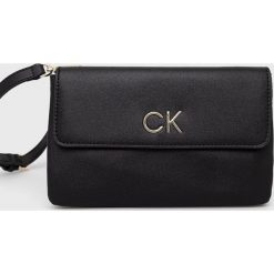 Calvin Klein torebka kolor czarny. Czarne listonoszki Calvin Klein, bez wzorów, na ramię, bez dodatków. W wyprzedaży za 279.99 zł.