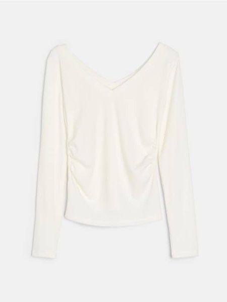 Bluzka z marszczeniami z domieszką wiskozy - kremowy. Białe bluzki Sinsay, l, bez wzorów, z wiskozy, bez kołnierzyka, bez ramiączek. Za 29.99 zł.