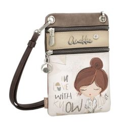 Torebka damska Anekke, z dekoracyjnym nadrukiem i metalowym logo zapinana na suwak wyposażona w dwie praktyczne kieszenie z przodu oraz regulowany pa. Brązowe torebki klasyczne Anekke, bez wzorów, eleganckie, na ramię, z nadrukiem, bez dodatków. Za 169.00 zł.