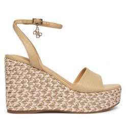 Sandały Guess. Brązowe sandały Guess, z aplikacjami, bez obcasa, na koturnie, bez zapięcia. Za 679.99 zł.