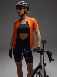 4F Legginsy krótkie rowerowe z żelową wkładką i szelkami damskie - czarne L. Czarne legginsy 4f, bez wzorów, z dzianiny, sportowe, długie. W wyprzedaży za 199.99 zł.