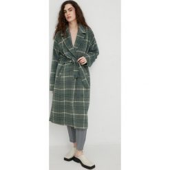 Bruuns Bazaar płaszcz damski kolor zielony przejściowy oversize. Zielone płaszcze Bruuns Bazaar, bez wzorów, klasyczne, bez kaptura. Za 1,529.90 zł.