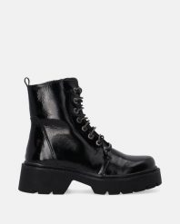 LAKIEROWANE WORKERY W KOLORZE CZARNYM M012PABLOBB058. Czarne botki Venezia, bez wzorów, z lakierowanej skóry, bez obcasa, bez zapięcia. Za 399.00 zł.