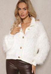 Biały Kardigan z Wełną Zapinany na Ozdobne Guziki ze Stójką i Puszystą Fakturą Zinavia. Białe swetry Renee, bez wzorów, z dzianiny, eleganckie, bez ramiączek. W wyprzedaży za 79.99 zł.