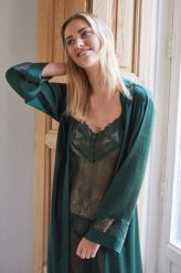 Women'secret szlafrok SF kolor zielony. Zielone szlafroki damskie women'secret, l, bez wzorów, bez ramiączek. W wyprzedaży za 184.99 zł.