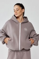 Damska bluza sportowa oversize Rough Radical Trip Hoodie Zip. Czerwone bluzy z kapturem ROUGH RADICAL, l, bez wzorów, z bawełny, z kapturem, na jogę i pilates. Za 169.99 zł.