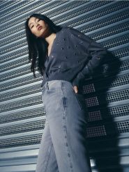 Sweter z metalowymi okuciami - ciemnoszary. Szare swetry Reserved, l, bez wzorów, z bawełny, bez ramiączek. W wyprzedaży za 49.99 zł.