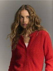 Kardigan z wełną alpaki - czerwony. Czerwone swetry Reserved, l, bez wzorów, z dzianiny, bez ramiączek. Za 259.99 zł.