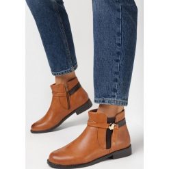 Brązowe Botki z Klamerką Bedatu. Brązowe botki Born2be, z aplikacjami, z jeansu, eleganckie, z okrągłym noskiem, za kostkę, bez obcasa, na płaskiej podeszwie, bez zapięcia. W wyprzedaży za 127.49 zł.