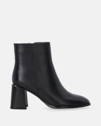 KLASYCZNE BOTKI DAMSKIE W KOLORZE CZARNYM L003LEBLOBB059. Czarne botki Venezia, bez wzorów, ze skóry, klasyczne, bez obcasa, bez zapięcia. Za 399.00 zł.