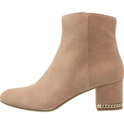 MICHAEL Michael Kors SABRINA Ankle boot dark khaki. Niebieskie botki marki comma casual identity, z materiału, casualowe. W wyprzedaży za 839.20 zł.