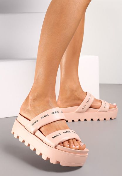 Różowe Klapki z Paskami z Napisami na Grubej Podeszwie Savena. Czerwone klapki Renee, z aplikacjami, bez obcasa, na płaskiej podeszwie, bez zapięcia. Za 119.99 zł.