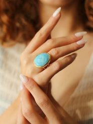 L'Atelier de Gaia Pozłacany pierścionek z opalem rozmiar: onesize. Niebieskie pierścionki L'Atelier de Gaia, z opalem, pozłacane. Za 39.99 zł.