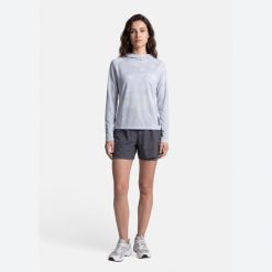 Damska bluza z kapturem Endura Alltrack Roam BIAŁA. Białe bluzy ENDURA, m, bez wzorów, z materiału, bez ramiączek, z kapturem. Za 493.00 zł.