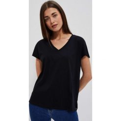 Bawełniana bluzka z dekoltem w serek. Czarne bluzki MOODO, l, bez wzorów, z bawełny, klasyczne, bez kołnierzyka, bez ramiączek. Za 29.99 zł.