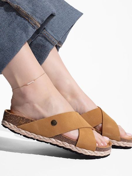 BAYTON Skórzane klapki "Burgos" w kolorze jasnobrązowym rozmiar: 39. Brązowe klapki Bayton, bez wzorów, ze skóry, klasyczne, z otwartym noskiem, bez obcasa, bez zapięcia. Za 216.73 zł.