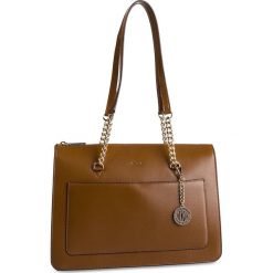 Torebka DKNY - Bryant Lg Zip Tote R74A3009 Vic 249. Brązowe torebki klasyczne DKNY, bez wzorów, ze skóry, klasyczne, bez dodatków. W wyprzedaży za 609.00 zł.