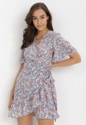 Niebieska Sukienka Naririssa. Niebieskie sukienki Born2be, l, bez wzorów, z materiału, retro, bez kołnierzyka, bez ramiączek, mini, kopertowe. Za 189.99 zł.