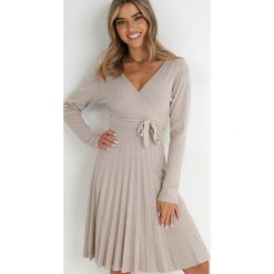 Jasnobeżowa Sukienka Dzianinowa z Wiązaniem i Plisowanym Dołem Cilladia. Brązowe sukienki Born2be, s, bez wzorów, z dzianiny, eleganckie, bez kołnierzyka, bez ramiączek, midi, kopertowe. W wyprzedaży za 119.99 zł.