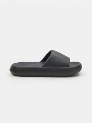 Piankowe klapki - czarny. Czarne klapki Sinsay, bez wzorów, bez obcasa, bez zapięcia. Za 29.99 zł.