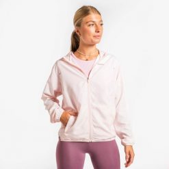 Kurtka do biegania wiatrówka damska Kiprun "Bougeons en Rose". Czerwone kurtki do biegania KIPRUN, na zimę, m, bez wzorów, z materiału, z kapturem, do biegania. Za 89.99 zł.