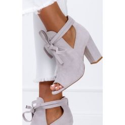 Szare botki wiosenne peep toe na słupku z ozdobnym wiązaniem casu g21x5/g. Szare botki Casu, bez wzorów, z otwartym noskiem, bez obcasa, na słupku, bez zapięcia. W wyprzedaży za 169.99 zł.