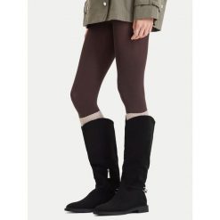 Kozaki Beverly Hills Polo Club. Czarne kozaki Beverly Hills Polo Club, bez wzorów, bez obcasa, na płaskiej podeszwie, bez zapięcia. Za 299.99 zł.