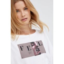 Sisley t-shirt bawełniany kolor biały. Białe t-shirty Sisley, bez wzorów, z bawełny, bez kołnierzyka, bez ramiączek. W wyprzedaży za 96.99 zł.