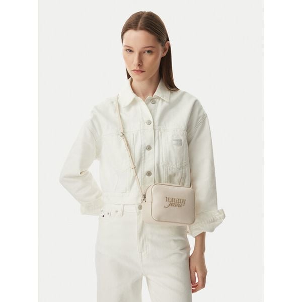 Torebka Tommy Jeans. Białe listonoszki Tommy Jeans, bez wzorów, z jeansu, bez dodatków. Za 289.99 zł.