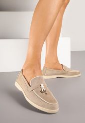 Ciemnobeżowe Klasyczne Mokasyny z Ekozamszu Deorielis. Brązowe mokasyny Renee, z aplikacjami, z jeansu. Za 89.99 zł.