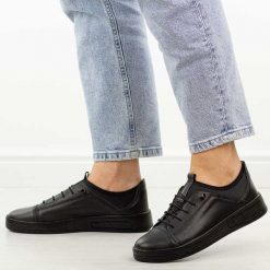 Czarne skórzane półbuty damskie T.Sokolski w26-151. Czarne półbuty wsuwane Sokolski, na jesień, bez wzorów, z jeansu, biznesowe, z okrągłym noskiem, bez obcasa, na płaskiej podeszwie. Za 299.00 zł.