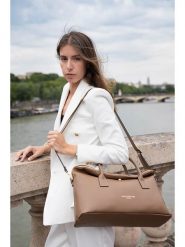 Maison héritage PARIS Skórzana torebka "Karen" w kolorze beżowym - 41 x 25 x 14 cm rozmiar: onesize. Brązowe torebki klasyczne maison héritage PARIS, bez wzorów, z materiału, przez ramię, bez dodatków. Za 417.70 zł.