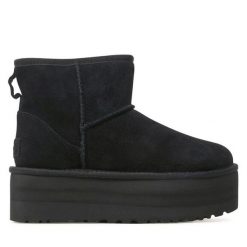 Śniegowce Ugg. Czarne śniegowce UGG, bez wzorów, bez zapięcia. Za 849.99 zł.