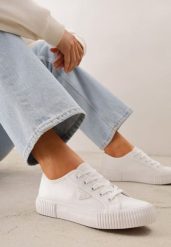 Białe Trampki VICES na Żłobionej Platformie Zdobione Trójkątną Aplikacją Lorerina. Białe trampki Renee, z aplikacjami, z materiału, bez zapięcia. Za 69.99 zł.