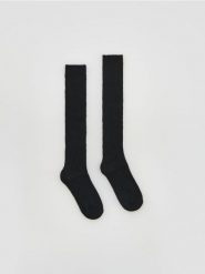 Długie podkolanówki - czarny. Czarne skarpetki Reserved, bez wzorów. Za 29.99 zł.