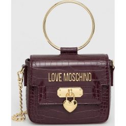 Love Moschino torebka kolor fioletowy. Fioletowe listonoszki Love Moschino, bez wzorów, na ramię, bez dodatków. Za 899.99 zł.