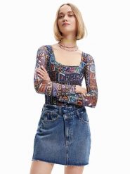 Desigual Body Lettering 23SWQK05 Czarny Slim Fit. Czarne body i gorsety Desigual, bez wzorów, z syntetyku, bez ramiączek. Za 199.99 zł.