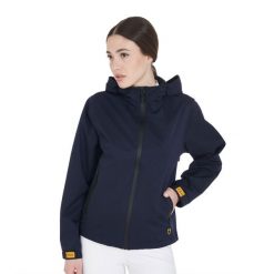 Trójwarstwowa techniczna kurtka przeciwdeszczowa damska. Niebieskie kurtki przeciwdeszczowe EQUESTRO, s, bez wzorów, z nylonu, bez kaptura, na fitness i siłownię. Za 318.90 zł.