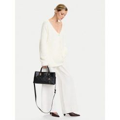 Torebka Guess. Czarne torebki klasyczne Guess, z aplikacjami, klasyczne, bez dodatków. Za 359.99 zł.