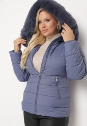 Niebieska Pikowana Kurtka z Odpinanym Kapturem z Futerkiem Savessia. Niebieskie kurtki Born2be, l, bez wzorów, z futra, eleganckie. W wyprzedaży za 171.49 zł.