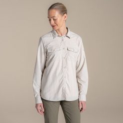 Koszula przeciw komarom damska Craghoppers NosiLife Loukkos Long Sleeved Shirt. Białe koszule Craghoppers, bez wzorów, z materiału, bez kołnierzyka, bez ramiączek. Za 412.49 zł.