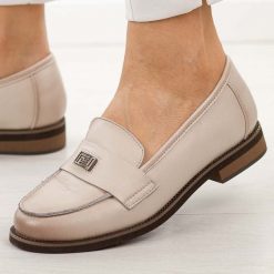 Beżowe skórzane mokasyny damskie Potocki 19465. Brązowe mokasyny POTOCKI, z aplikacjami, z jeansu, z okrągłym noskiem. Za 229.00 zł.