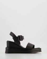 CZARNE SANDAŁY NA KOTURNIE 9582-2 929 BLACK. Czarne sandały Venezia, bez wzorów, ze skóry, bez obcasa, na koturnie, bez zapięcia. Za 279.00 zł.