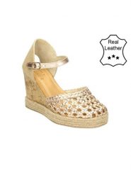 Bullboxer Skórzane czółenka w kolorze beżowym na koturnie rozmiar: 36. Brązowe czółenka Bullboxer, bez wzorów, klasyczne, bez obcasa, na koturnie, bez zapięcia. Za 192.79 zł.