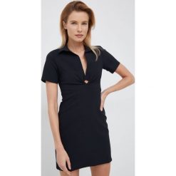 Desigual sukienka kolor czarny mini rozkloszowana. Czarne sukienki Desigual, l, bez wzorów, z tkaniny, bez kołnierzyka, bez ramiączek, mini, rozkloszowane. W wyprzedaży za 269.99 zł.