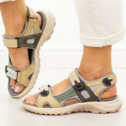 Szare skórzane sandały damskie Unisoft 18-56. Szare sandały Unisoft, bez wzorów, z materiału, casualowe, bez obcasa, na płaskiej podeszwie, bez zapięcia. Za 219.00 zł.