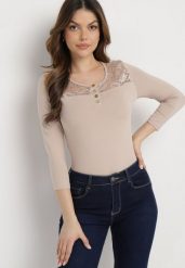 Beżowa Bawełniana Bluzka z Ozdobnymi Napami i Wstawką z Koronki Betolia. Brązowe bluzki Born2be, uniwersalny, bez wzorów, z bawełny, eleganckie, bez kołnierzyka, bez ramiączek. W wyprzedaży za 63.74 zł.