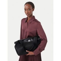Torebka Calvin Klein. Czarne torebki klasyczne Calvin Klein, bez wzorów, klasyczne, bez dodatków. Za 649.99 zł.