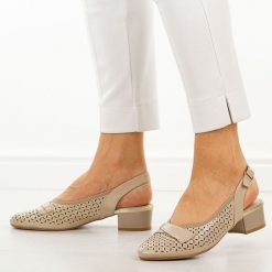 Beżowe czółenka damskie na obcasie Jezzi asa200-18. Brązowe czółenka Jezzi, na lato, w ażurowe wzory, ze skóry, casualowe, z okrągłym noskiem, bez obcasa, na obcasie, bez zapięcia. Za 199.00 zł.