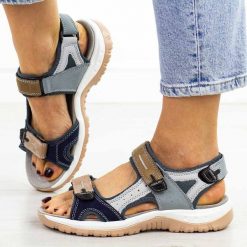 Granatowe 1 skórzane sandały damskie T.Sokolski 665. Niebieskie sandały Sokolski, bez wzorów, z jeansu, klasyczne, bez obcasa, na płaskiej podeszwie, bez zapięcia. Za 199.00 zł.